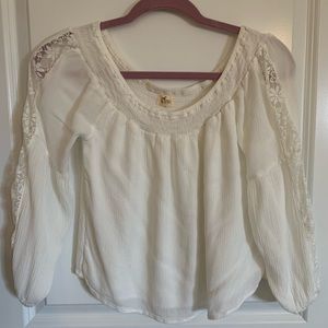 LACE HOLLISTER OFF THE SHOULDER SHIRT!